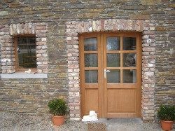 La porte d'entrée de la maison, avec des plantes de part et d'autre.