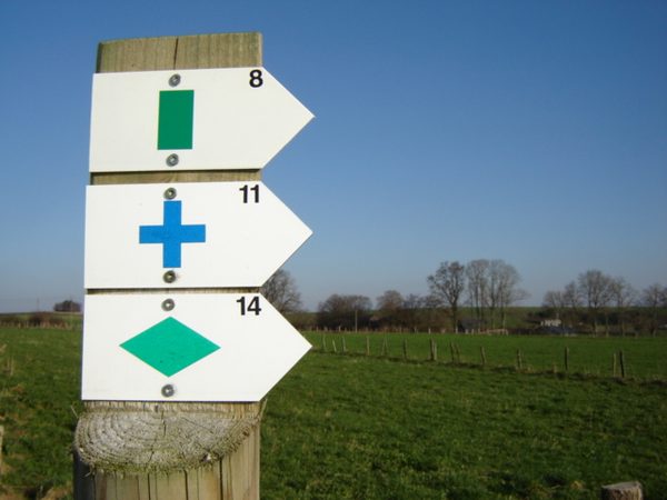 Panneau des itinéraires balisés de randonnée et de VTT.