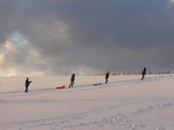 Luge dans la neige sur la colline.
