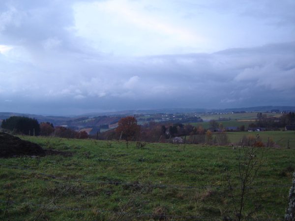 Prairie sous un vaste ciel nuageux.