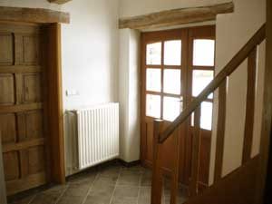 Le couloir avec l'escalier vers l'étage.