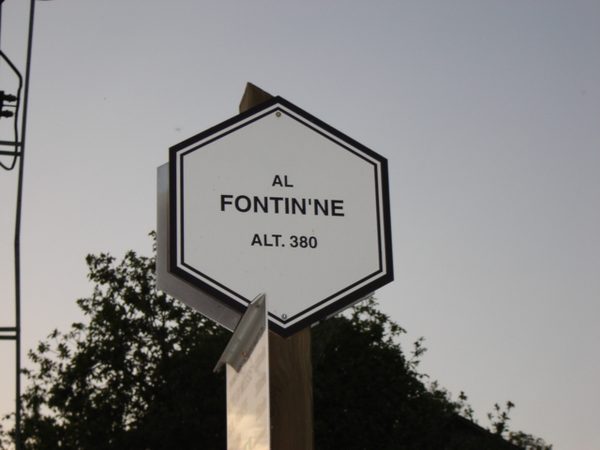 Le panneau Al Fontin'ne, alt. 380, près du monument.