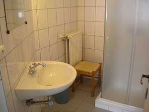Salle de bain avec lavabo et baignoire.