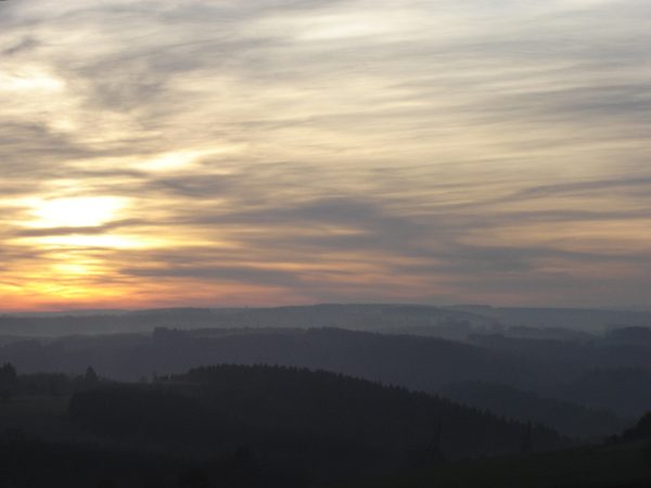 Coucher de soleil sur les collines.