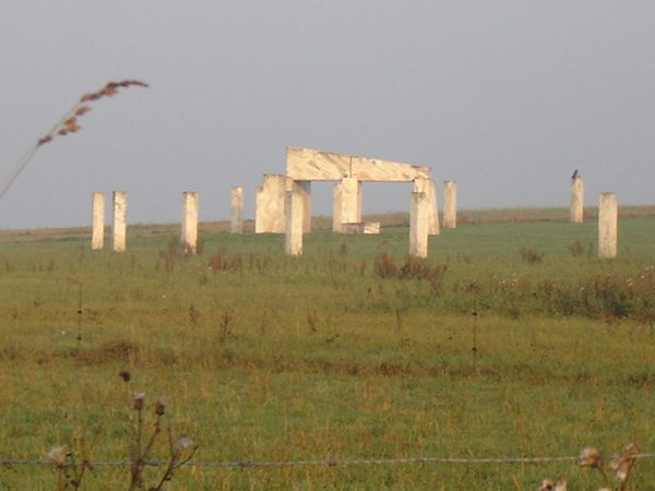 Le monument Europalia dans la brume.