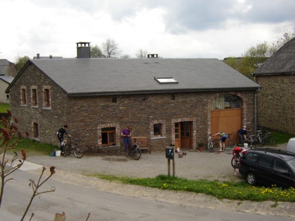 La maison avec des voitures devant, le long de la route du hameau de Filly.