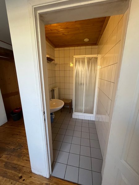 Vue vers la salle de douche avec toilette.