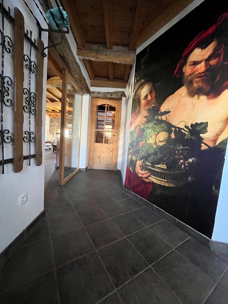 Le hall avec son carrelage et la peinture au mur.