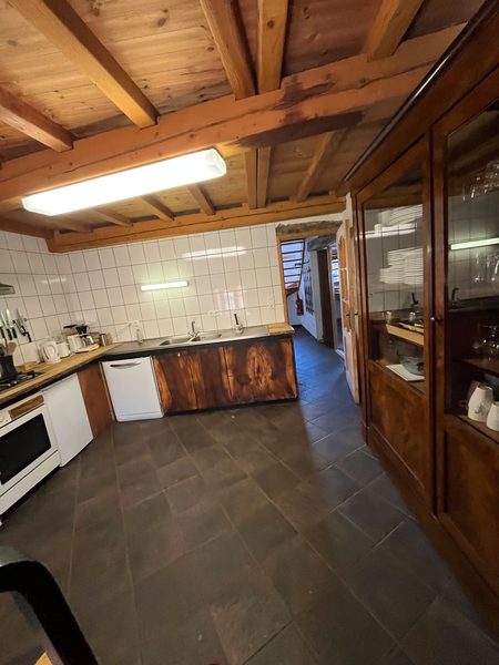 La cuisine avec son plan de travail et le plafond à poutres.