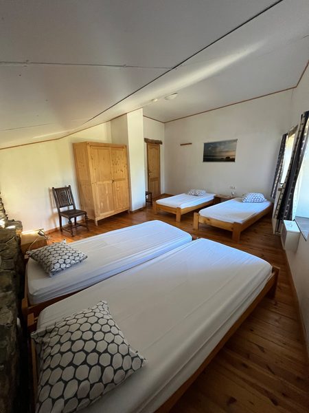 Chambre avec plusieurs lits côte à côte.