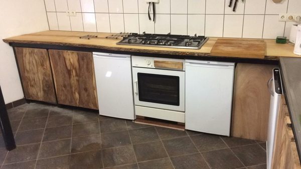 La cuisinière au gaz et le plan de travail en bois.
